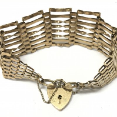 A 9ct gold gate bracelet . 15.6g total weight. Postage category A
