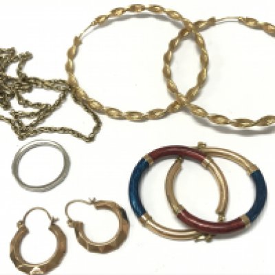 9ct gold hoop earrings, a chain and a platinum band . 17.1g total weight. Postage category a