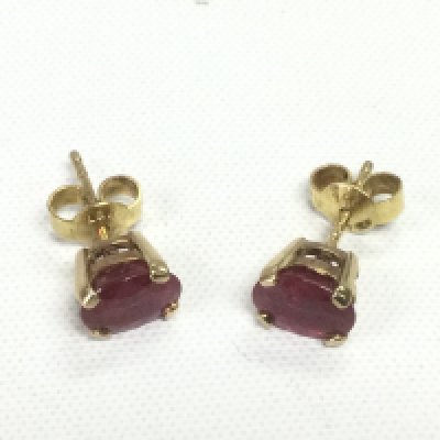 A pair of 9ct gold oval cut solitaire ruby studs, approx 1.1ct, red SIP/6/5. Approx 1.8g. Shipping category A.