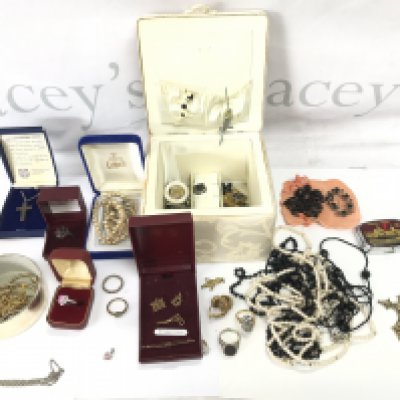 A Collection of assorted costume jewellery including silver and gold items. Postage B