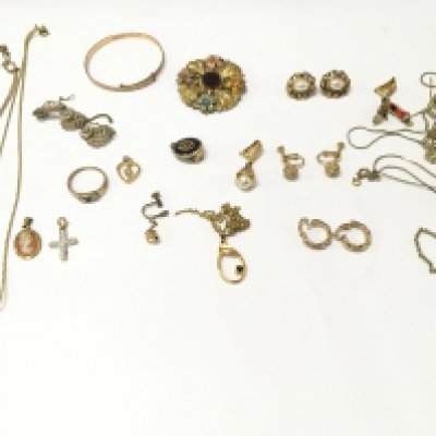 A collection of assorted gold tone jewellery.- NO RESERVE