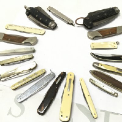 A mixed lot of vintage Pen and fruit knives including some silver hallmarked examples. This lot cannot be posted