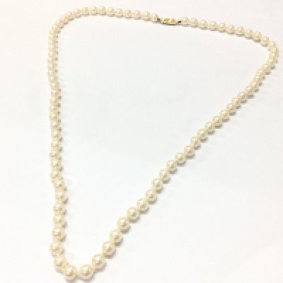 A pearl necklace with a 9ct gold clasp. Postage category A