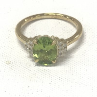 9ct yellow gold oval peridot ring with RBC diamond tiered shoulders. Peridot 2.25ct. Diamonds 0.11ct.
