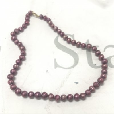 Pinkish purple cultured pearl-strung necklace with gold-plated lobster claw clasp.