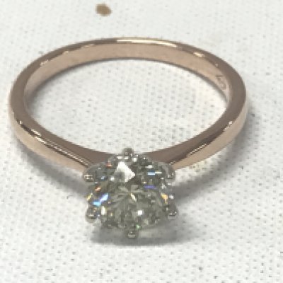 18ct yellow and white gold 6-claw set diamond solitaire ring. Diamond 1.01ct.