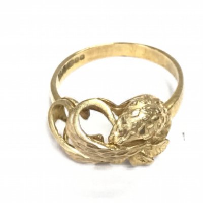 A 9ct gold floral ring. 2.81g size O Postage A
