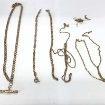 A collection of assorted 9ct gold necklaces and chains which are damaged. 19.54g Postage A