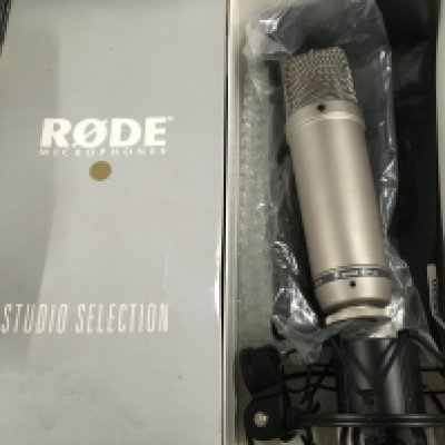 A boxed Rode NT1A microphone.