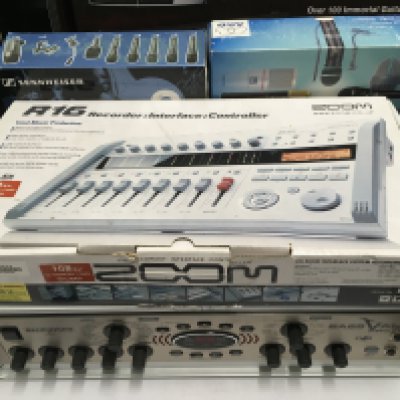 A boxed Zoom R16 multi track recorder, Behringer Bass Vamp Pro and two boxed microphones (4).