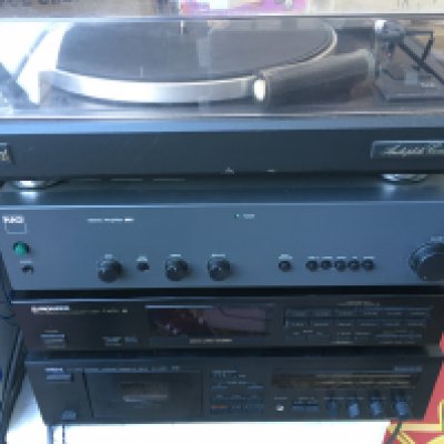 A Dual CS 505-4 turntable, NAD 302 amplifier, Pioneer F-401L digital tuner and a Yamaha KX-260 cassette deck (4).