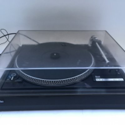A Dual CS 505-2 turntable and a Toshiba SM-3100 music centre (2).