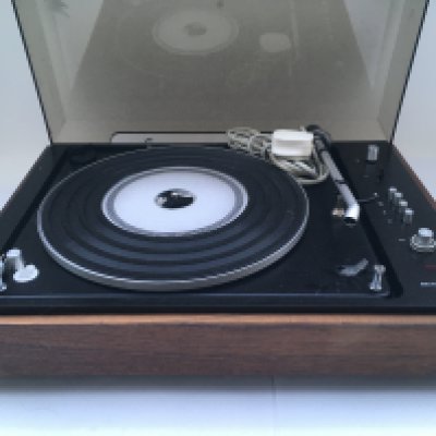 A Bang & Olufsen Beogram 1500 record player and a pair of Beovox 1001 speakers (3).