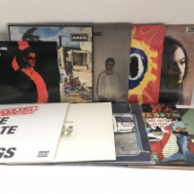 Two bags containing 20 indie alternative LPs, 10" and 12" singles by various artists including Oasis, Pulp, Primal Scream, Elbow and others. Includes original and 180g pressings.