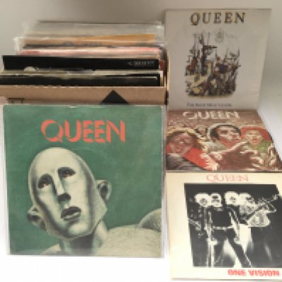 A box of Queen 7" singles including foreign pressings.
