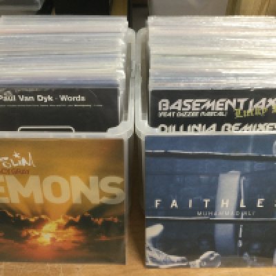Two boxes of house and big beat 12" singles by various artists including Faithless, Fatboy Slim, Alex Party and many more.