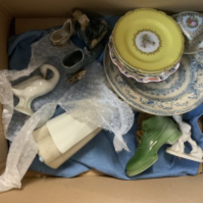 A collection of vintage ceramics. (2 boxes). NO RESERVE