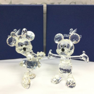Boxed Swarovski Crystal Glass Disney Mickey And Minnie figures . No obvious damage or restoration This lot cannot be posted