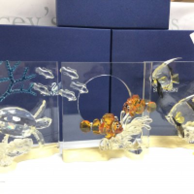 A collection of boxed Swarovski crystal glass Wonders of the Sea figures including turtles, clown fish, angel fish ( Fins need regluing) no back drops. This lot cannot be posted