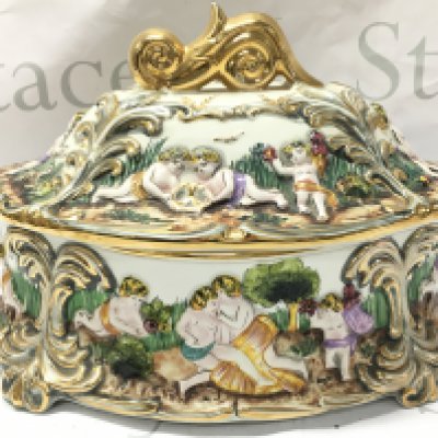 ELPA Alcobaca Portuguese Tureen with Gold Lustre. 24cm tall . 34cm wide. This lot cannot be posted