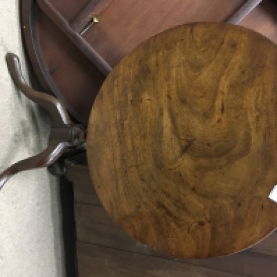 A Georgian mahogany tilt top occasional table, on tapering legs. NO RESERVE