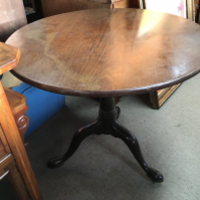 A George III tripod table 74cm tall 83cm wide