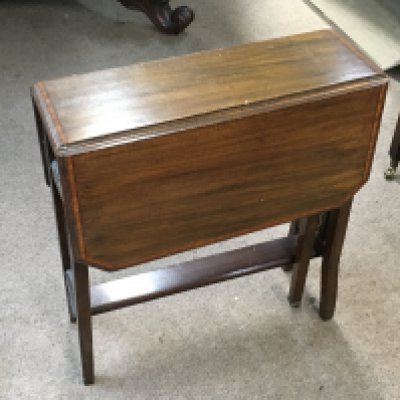 A small Edwardian Sutherland table, 55cm tall, 50cm wide