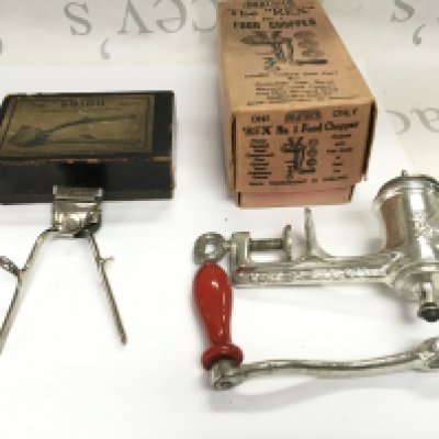 A vintage boxed mincer and Brior bobbing clippers. Postage B