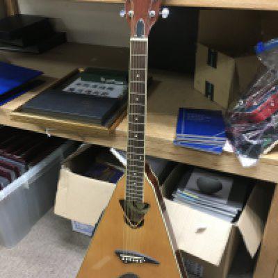 A Dean VCO electro acoustic flying V guitar. No case. No reserve