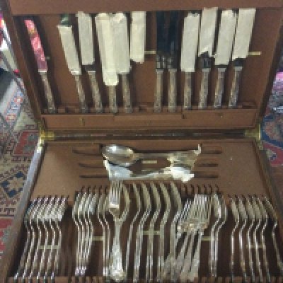 An oak cased kings pattern silver plated cutlery set case 52cm wide 20cm tall approximately