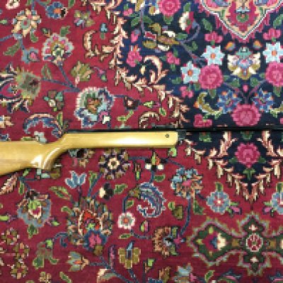 A vintage BSA meteor air gun, 22 cal. Mechanism appears to be functional . With carry case. This lot cannot be posted