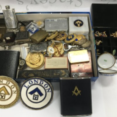 A tray of assorted Masonic items including cufflinks hip flasks etc.