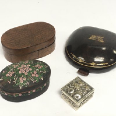A leather coin purse, two small boxes and a metal pill box (4). Shipping category B.