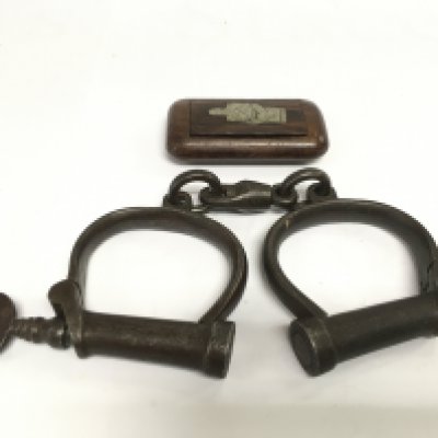 A pair of Victorian handcuffs and an inlaid snuff box (2). Shipping category B.