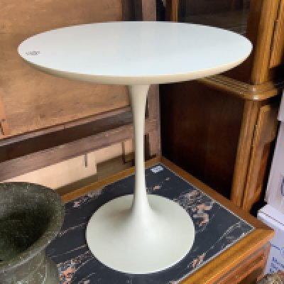 A vintage knoll tulip coffee table. 45cm x 51cm