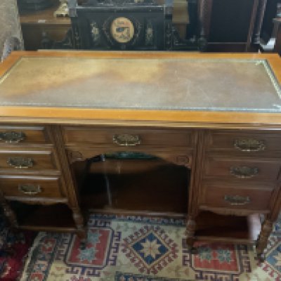 An Edwardian leather topped desk. 122cm x 56cm x 66cm