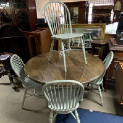 A Modern Chalon kitchen table with 4 stick back chairs. 131cm.