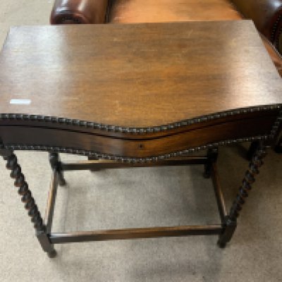 An Oak cased canteen of cutlery.