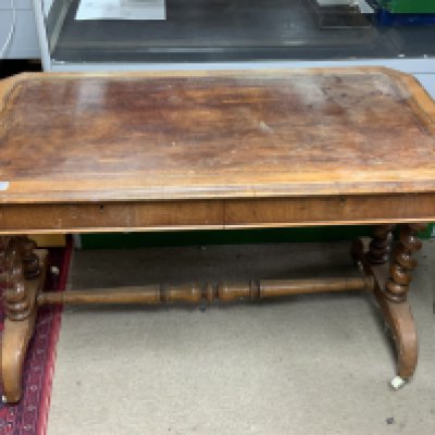 A Victorian walnut veneered and leather topped desk 114cm x 63cm x 72cm ( No Reserve).