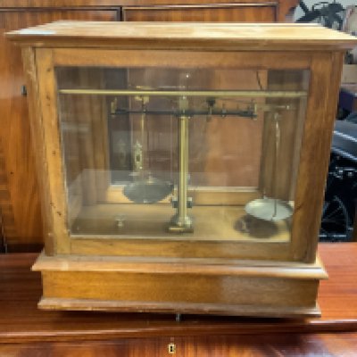 A vintage cased balance scale. 41cm x 43cm x 24cm