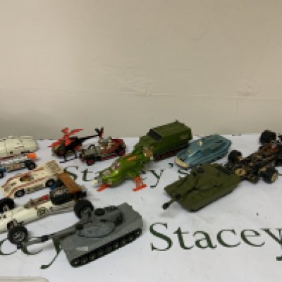 A mixed lot of play world diecast toys to include film and military examples.