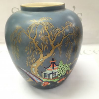 An Art Deco vase with an oriental painted scene. 20cm tall.- NO RESERVE