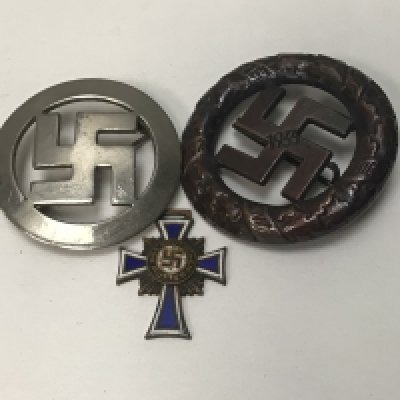 A rare 1933 German Political rally badge 1933 the reverse w with makers marks Deschler & Sohn, Munchen a miniature enamel mother cross and one other badge (3)