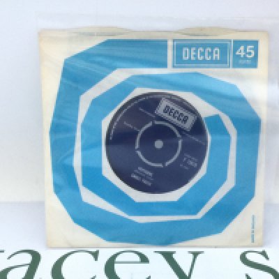 A first UK pressing of 'Patterns' b/w 'E Too D' by Small Faces, F 12619. Feelable scratch on Side 2.