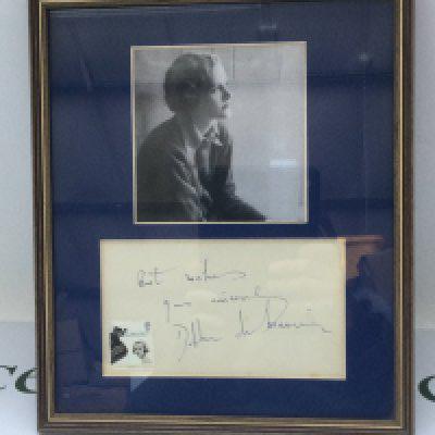 A framed and glazed signed photo display of Daphne Du Maurier, approx 27cm x 32cm. No COA. Please note that we are not experts in this field and can offer no guarantees that these signatures are genuine and will not be held responsible should they prove otherwise.