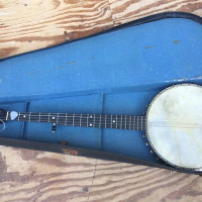An open backed 5 string banjo.