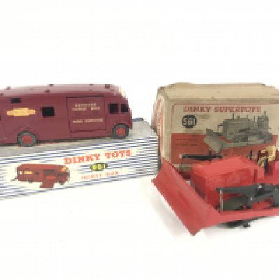 A Boxed Dinky Horse Box #881. And a Blaw Knox Bulldozer #561 a/f.