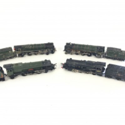 A box containing 4 Hornby 00 gauge locomotives. Including 48094. 2 Britannia̢&#2013266057&#2013265922&#2013266146s 70000 . Princess Elizabeth.