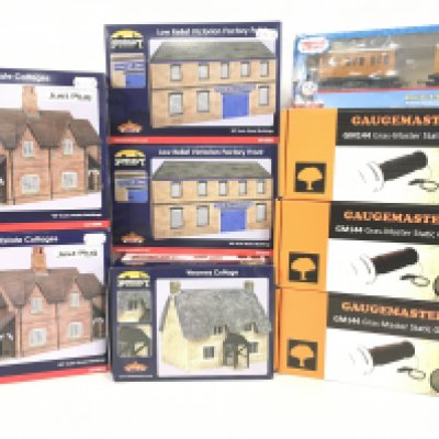 A Collection of Boxed 00 Gauge Buildings By Bachmann and Gaugemaster Gras-Master Static Graaa Applicator.