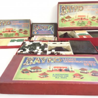 A group of vintage 4 Bayko construction and accessories sets plus a tin with building rods.